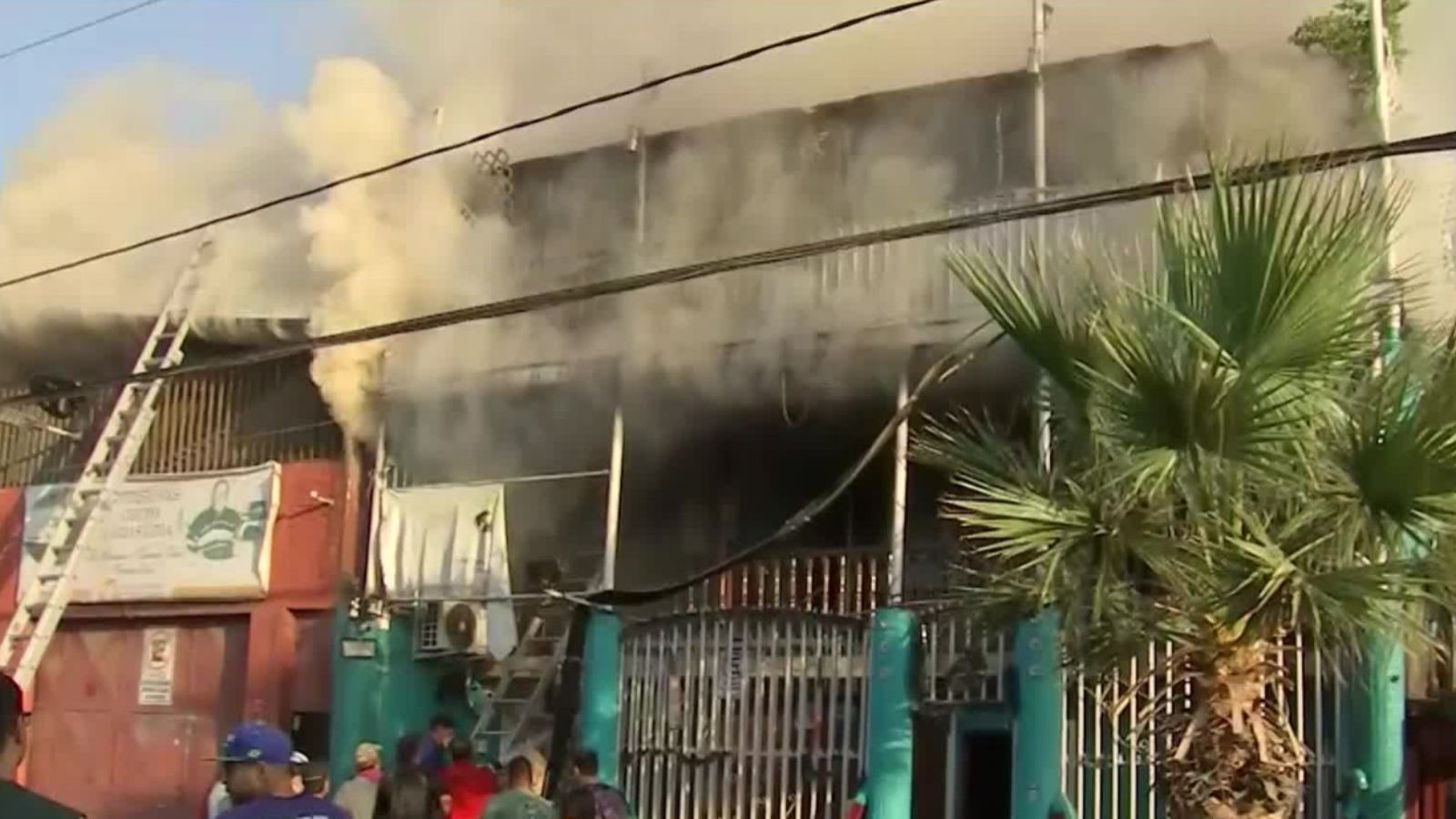 Grave incendio afecta al menos cinco viviendas en Lo Prado
