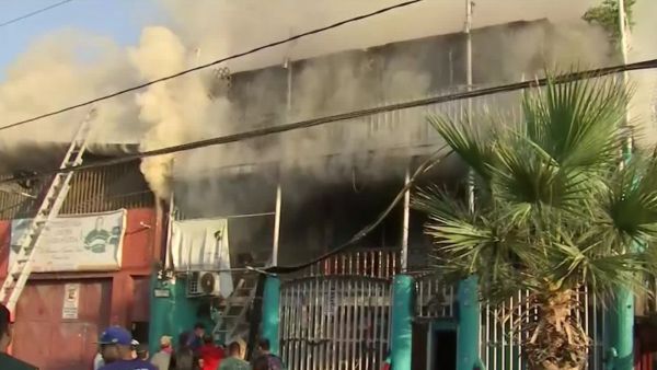 Grave incendio afecta al menos cinco viviendas en Lo Prado