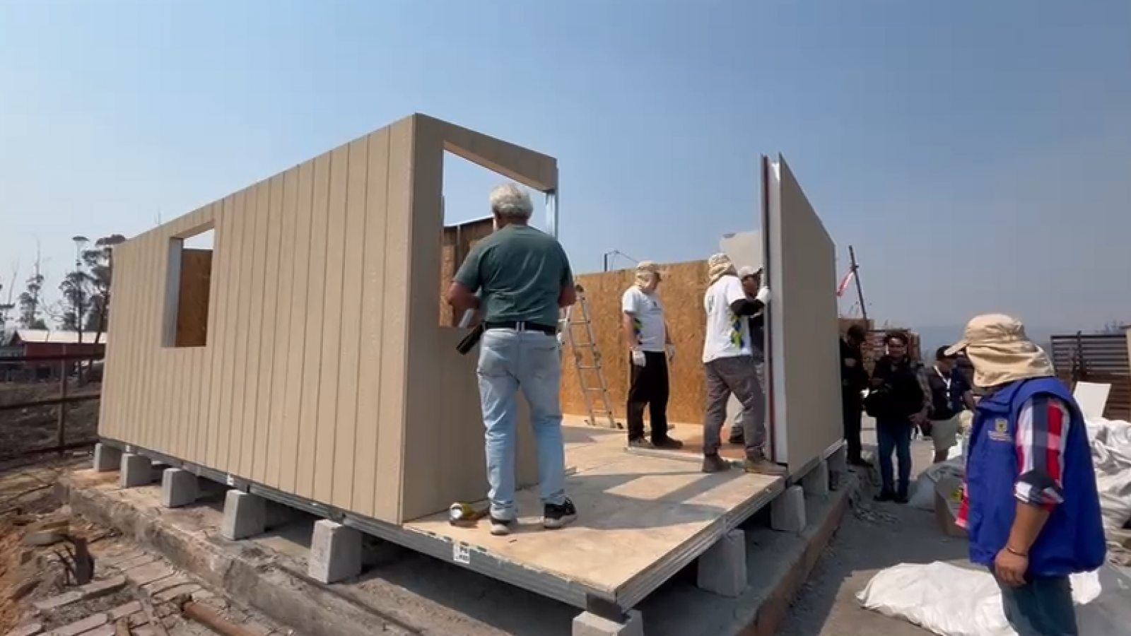 Empieza la reconstrucción en Biobío: llegan las primeras casas para damnificados por el incendio
