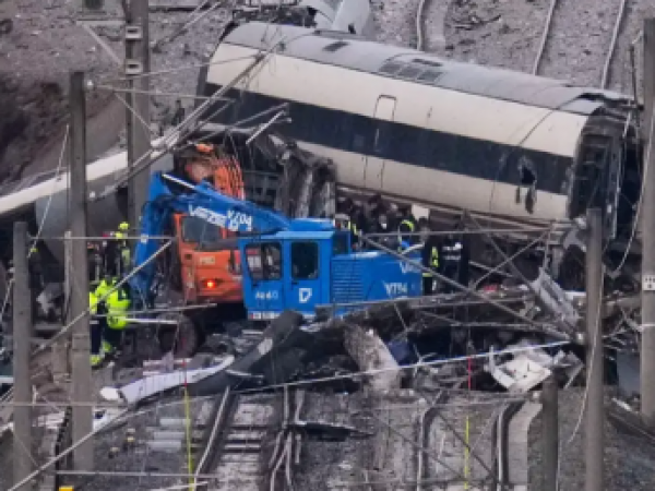Fractura de carril habría causado choque de trenes en España
