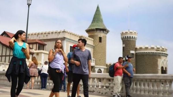 <p>personas caminando por la costanera de viña del mar con castillo de fondo</p>Programa Turismo Familiar: el beneficio estatal para viajar por Chile a bajo precio
