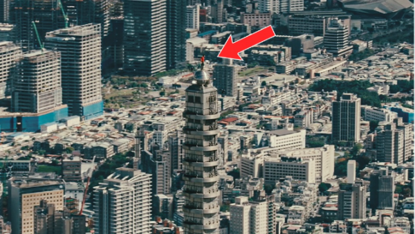 La histórica selfie de Alex Honnold tras trepar el rascacielos Taipei 101
