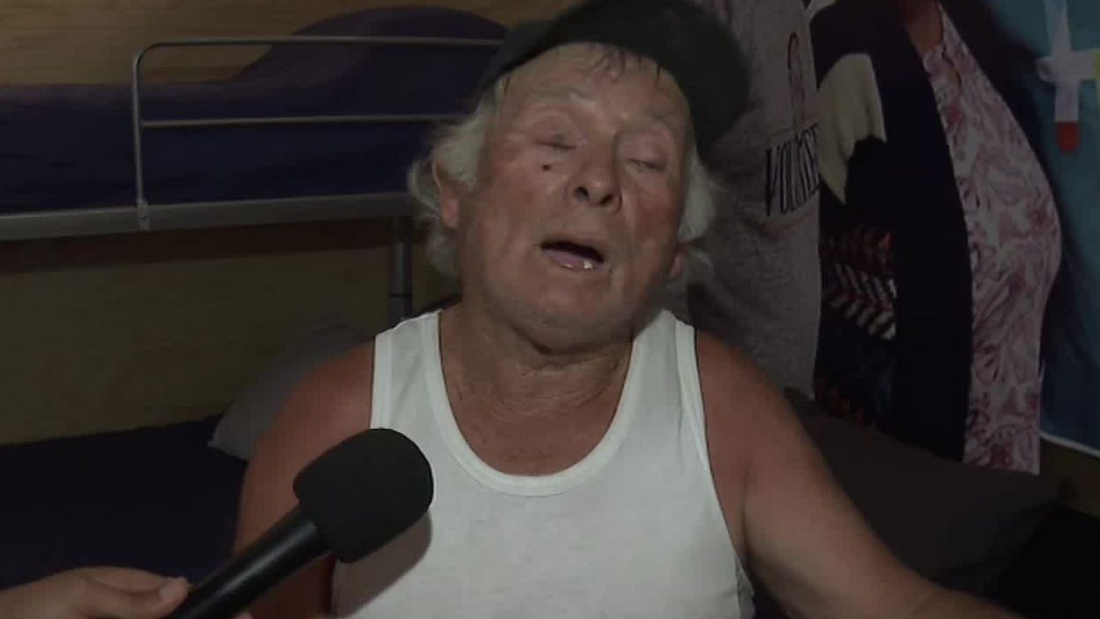 Francisco Saavedra sorprende con donación a adulto mayor damnificado por incendios
