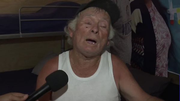 Francisco Saavedra sorprende con donación a adulto mayor damnificado por incendios
