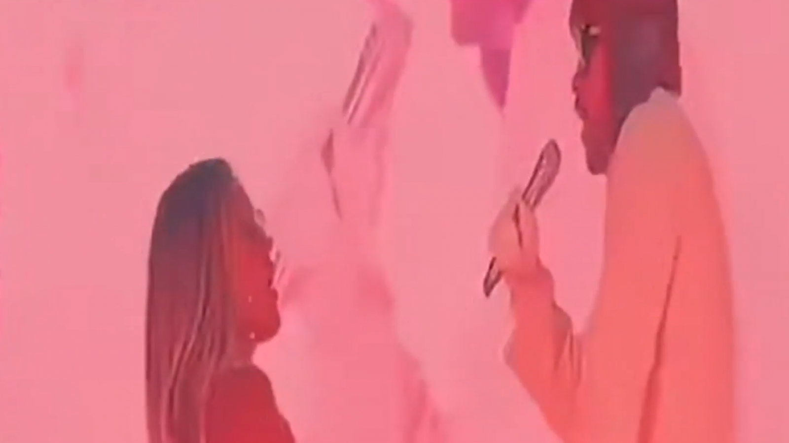 Karol G sorprende en concierto de Bad Bunny en Colombia
