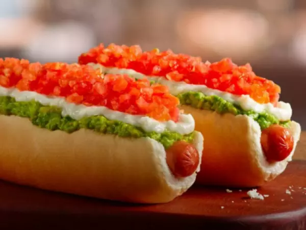 Completo chileno es destacado en ranking de Taste Atlas