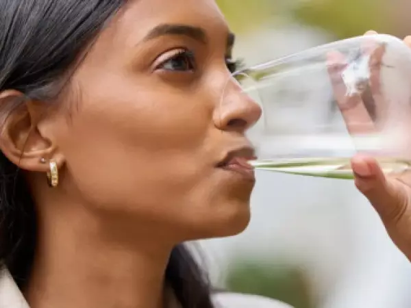 Comprobado: el alcohol afecta más a las mujeres. ¿Por qué?