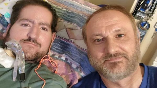 <p>Padre e hijo</p>Hombre con discapacidad habría muerto después de que su padre fuera detenido por ICE
