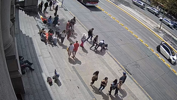 VIDEO | Lo capturaron de inmediato: Carabineros logra frustrar asalto a turista brasileño
