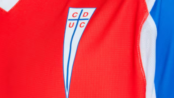 Causó sensación: Universidad Católica presenta su nueva "armadura"
