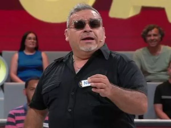 Néstor sorpende con cover de Mon Laferte