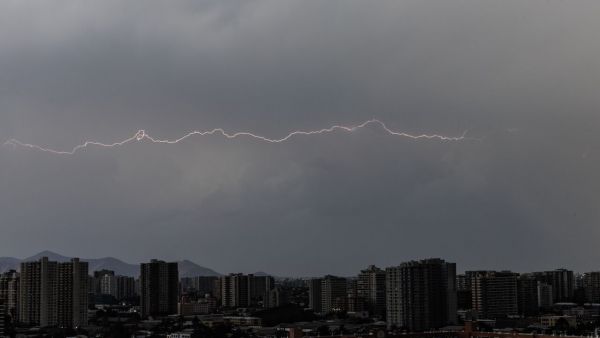 Tormenta eléctrica y lluvia en Santiago al atardecer.