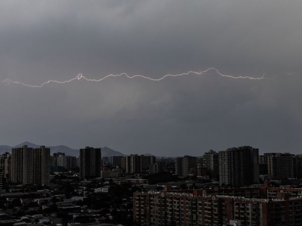 Tormenta eléctrica y lluvia en Santiago al atardecer.