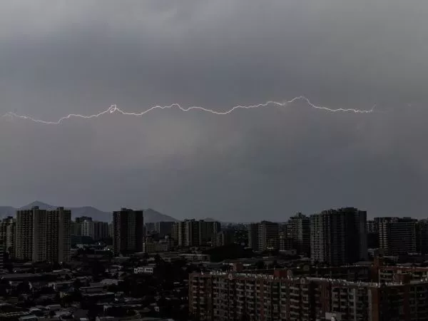 Tormenta eléctrica y lluvia en Santiago al atardecer.