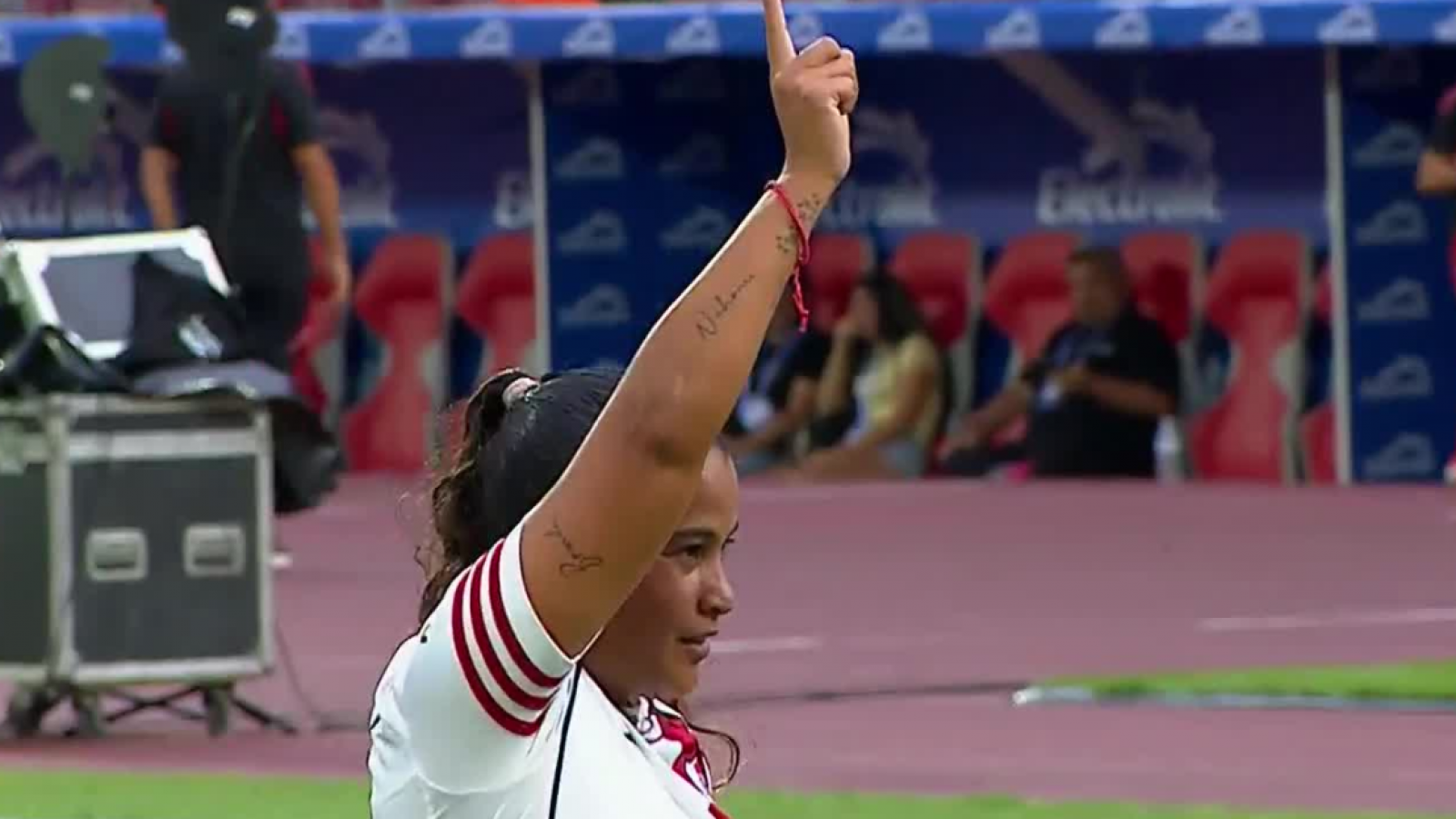 Carolina Birizamberri celebra a lo "Matador Salas" su gol a la U en el Estadio Nacional
