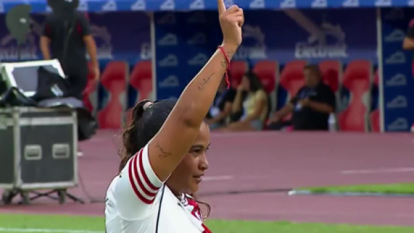 Carolina Birizamberri celebra a lo "Matador Salas" su gol a la U en el Estadio Nacional
