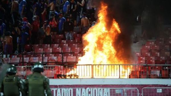 Prendieron fuego en el recinto: Los registros de los violentos incidentes en el partido de Universidad de Chile
