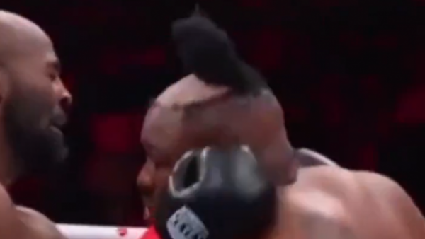 Perdió su peluquín: Insólito momento se vivió en una pelea de boxeo
