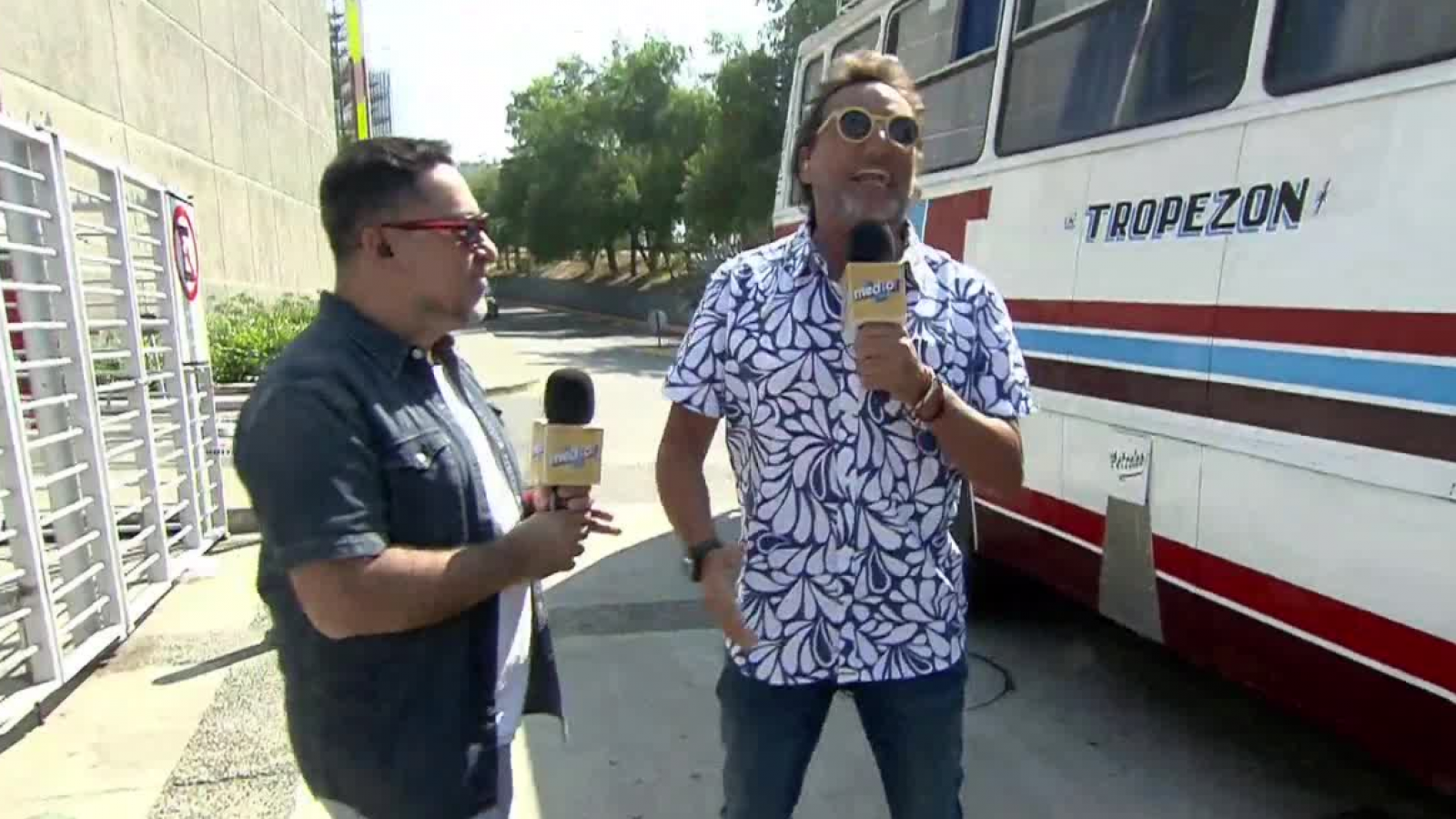 En una micro del recuerdo: Daniel Fuenzalida vuelve de sus vacaciones a "El Medio Día"
