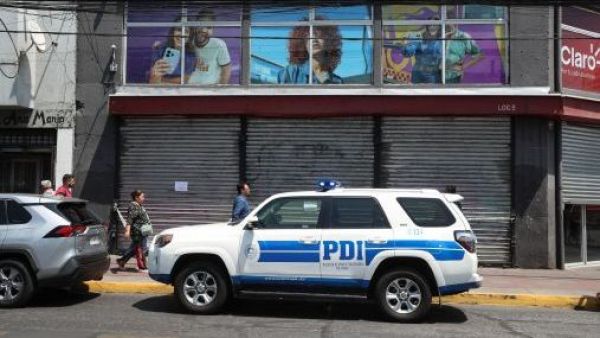 <p>Violento robo en San Miguel: banda golpea a clientes en tienda de telefonía</p>Violento robo en San Miguel: banda golpea a clientes en tienda de telefonía
