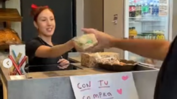 <p>Pastelería argentina causa furor tras ofrecer "besos gratis" por cada compra</p>Pastelería argentina causa furor tras ofrecer "besos gratis" por cada compra
