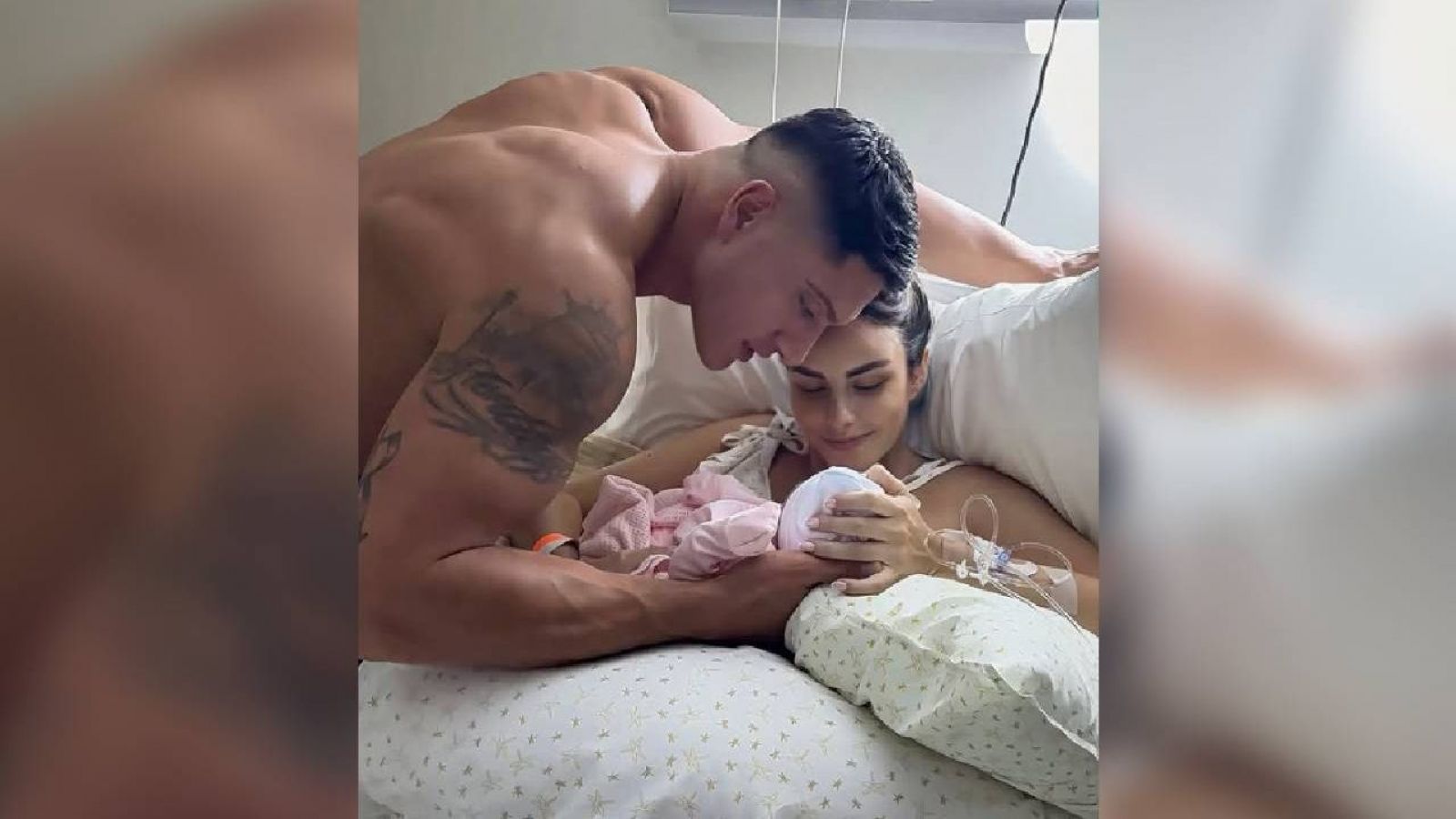 Por qué Sammis Reyes no usó polera en la foto del nacimiento de su hija: fue blanco de críticas