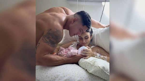 <p>Por qué Sammis Reyes no usó polera en la foto del nacimiento de su hija: fue blanco de críticas</p>Por qué Sammis Reyes no usó polera en la foto del nacimiento de su hija: fue blanco de críticas
