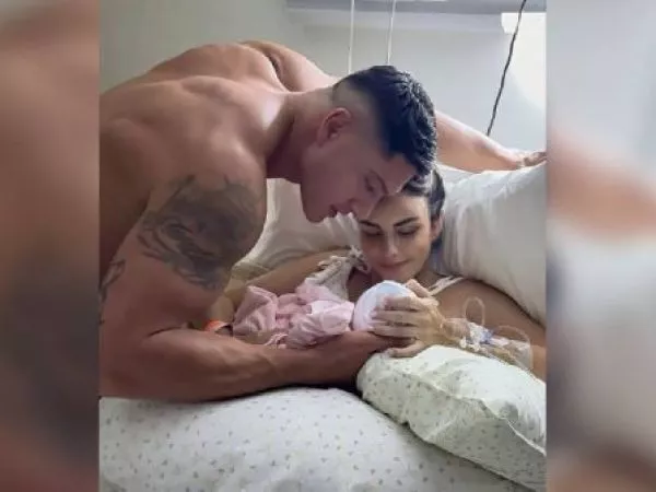 Por qué Sammis Reyes no usó polera en la foto del nacimiento de su hija: fue blanco de críticas