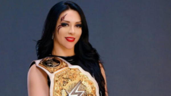 <p>Stephanie Vaquer presenta su figura de la WWE</p>¡Es de colección!: Stephanie Vaquer presenta su figura de la WWE
