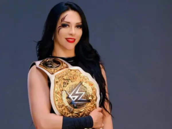 Stephanie Vaquer presenta su figura de la WWE