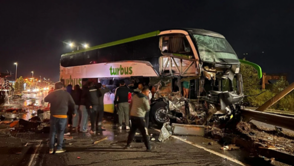 Al menos dos muertos en violento accidente entre bus y camión en Pitrufquén
