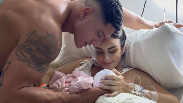 "Lo lograste mi amor": Emilia Dides y Sammis Reyes revelan complejo momento tras parto de su hija
