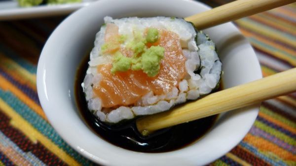 Sushi contaminado: clausuran local por presencia de insectos y casos de salmonella