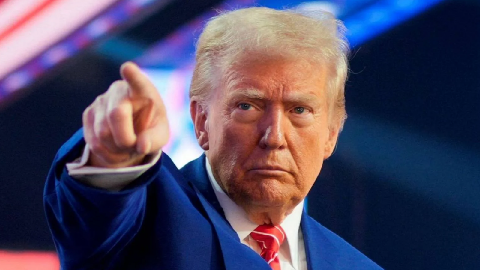 Trump publica video con Barack y Michelle Obama como monos

