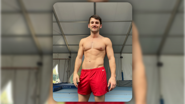 Gimnasta chileno Tomás González, representando al país a los 40 años.