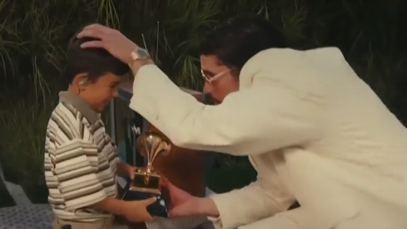 ¿Quién era el niño al que Bad Bunny le entregó el Grammy durante el Super Bowl?
