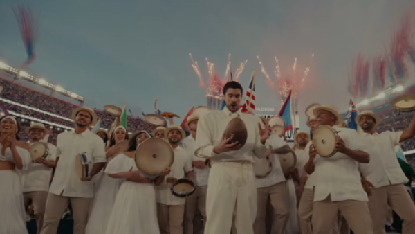 El claro y poderoso mensaje del balón de Bad Bunny en el Super Bowl
