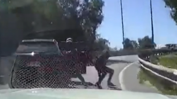 Impactante registro: Conductor atropella a delincuente durante intento de encerrona en Quilicura
