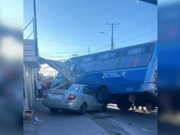 Quedó grabado: micro pasó sobre un auto en San Pedro de la Paz