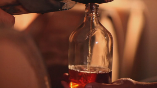 Cuesta más de $500 mil y no tiene competencia en Chile: así es uno de los piscos más exclusivos del país