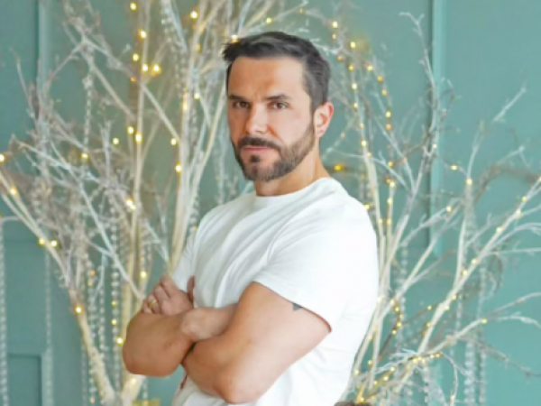 Álvaro Ballero reaparece con notorio cambio físico y nueva pareja tras su separación