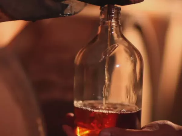 Cuesta más de $500 mil y no tiene competencia en Chile: así es uno de los piscos más exclusivos del país