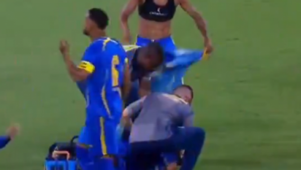 Momento dramático en Brasil: Jugador se desvanece y convulsiona en pleno partido
