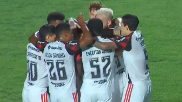 La clavó en el ángulo: Erick Pulgar anotó un golazo en la victoria de Flamengo
