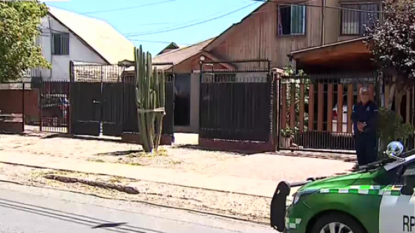 <p>Grave ataque en Maipú: sujeto hiere con arma blanca a su esposa e hijo</p>Grave ataque en Maipú: sujeto hiere con arma blanca a su esposa e hijo

