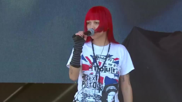 Rebeldía y sonidos explosivos: Akriila hizo bailar a todos en el Surfestival 2026
