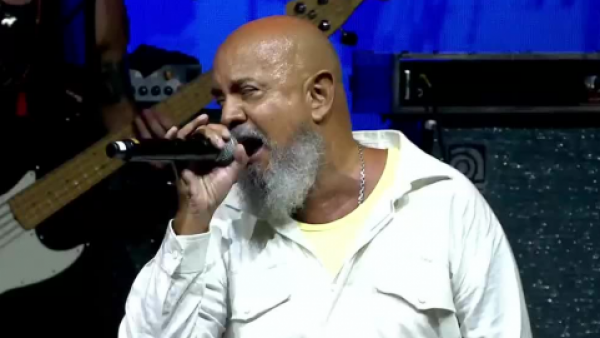 Un viaje a los 90: revive el show de El Bahiano en Surfestival
