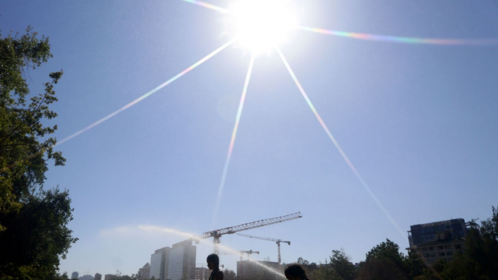 Aviso por calor se mantiene hasta el miércoles en cuatro regiones