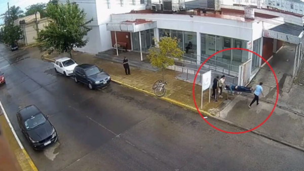 <p>Argentina: joven fue baleado en una fiesta y lo dejaron abandonado en la entrada de un hospital</p>Argentina: joven fue baleado en una fiesta y lo dejaron abandonado en la entrada de un hospital
