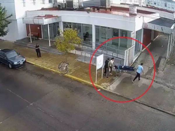 Argentina: joven fue baleado en una fiesta y lo dejaron abandonado en la entrada de un hospital